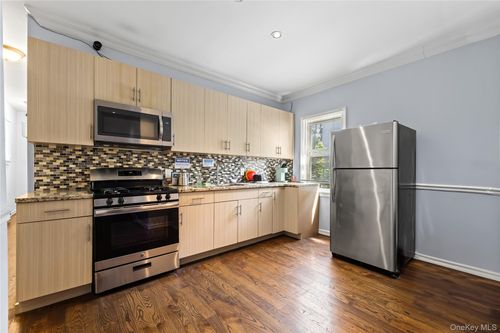 4114 Wickham Ave, Bronx, NY, 10466-2040 | Card Image