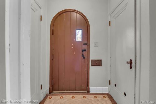 2085 Pontiac Dr, Sylvan Lake, MI, 48320-1761 | Card Image