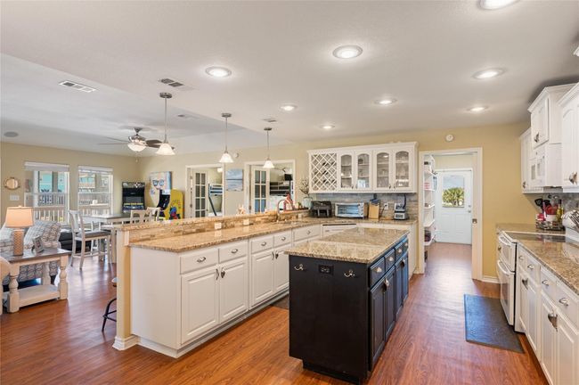 876 Kahla Dr, House other with 5 bedrooms, 2 bathrooms and 2 parking in Crystal Beach TX | Image 18