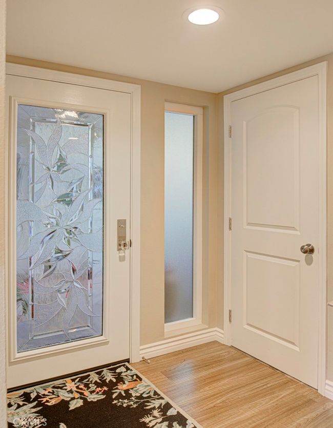 Entry foyer. | Image 5
