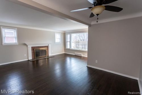 20946 Littlestone Rd, Harper Woods, MI, 48225-2324 | Card Image