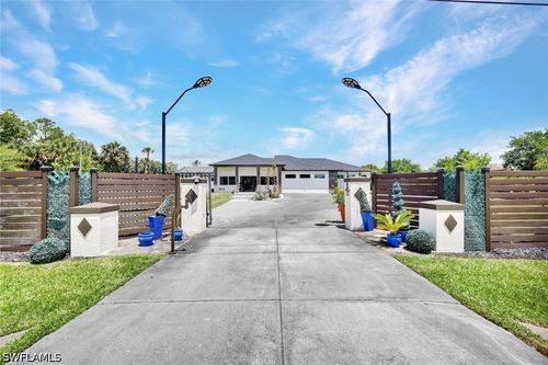 121 20th Ave Ne, Naples, FL, 34120-2318 | Card Image