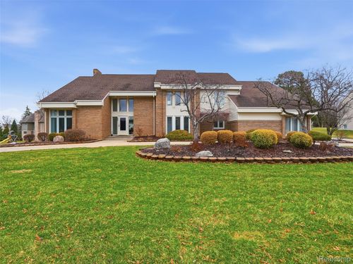 3827 Manchester Ct, Bloomfield Hills, MI, 48302-1240 | Card Image