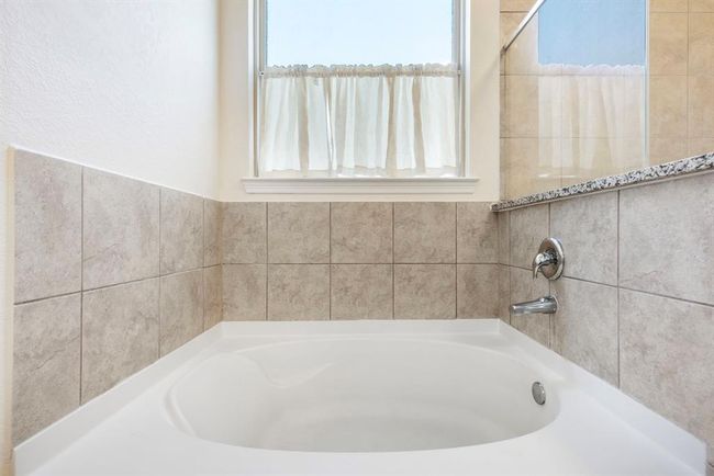 Relax in the soaker tub after a long day to unwind in comfort. | Image 25