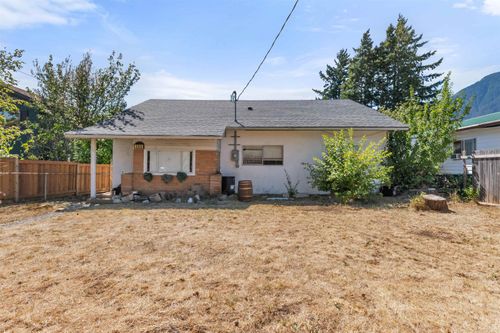 586 6th Ave, Hope, BC, V0X1L4 | Card Image