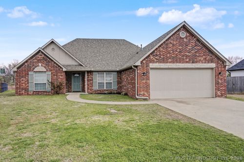 8671 Hawthorne Dr, Claremore, OK, 74019-2572 | Card Image