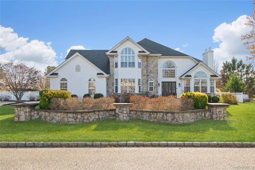 2 Holly Ct, Miller Place, NY, 11764-3033 | Card Image