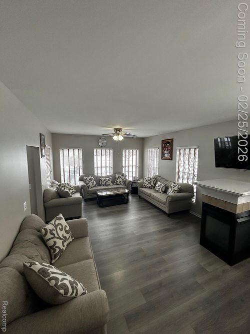 42808 Park Cresent Dr, Sterling Heights, MI, 48313-2900 | Card Image