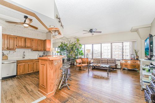 apt-5j-10 Bay Street Lndg, Staten Island, NY, 10301-2532 | Card Image