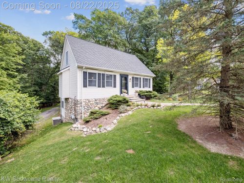 1402 E Fairview Ln, Rochester Hills, MI, 48306-4131 | Card Image