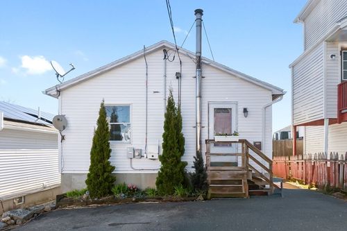 4 Alpine Ct, Gloucester, MA, 01930-3408 | Card Image