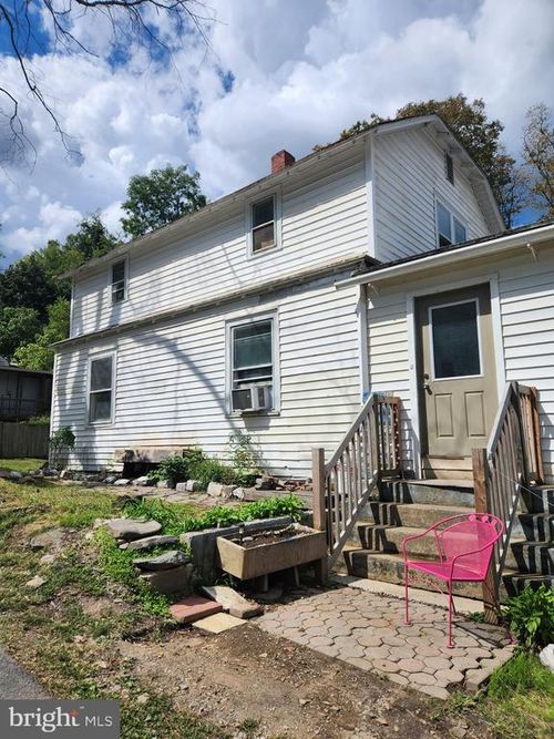 320 Biser St, BERKELEY SPRINGS, WV, 25411-3828 | Card Image