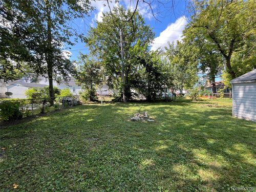 22495 Tuscany Ave, Eastpointe, MI, 48021-2550 | Card Image