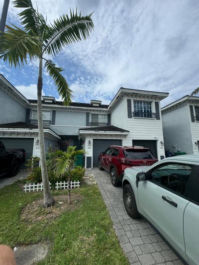 3518 Nw 13th St, Townhouse with 2 bedrooms, 2 bathrooms and null parking in Lauderhill FL | Image 3