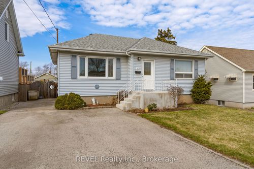 11 Melrose Ave, Saint Catharines, ON, L2P2E3 | Card Image