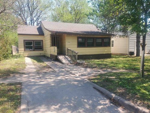 1030 N B St, Arkansas City, KS, 67005-1445 | Card Image
