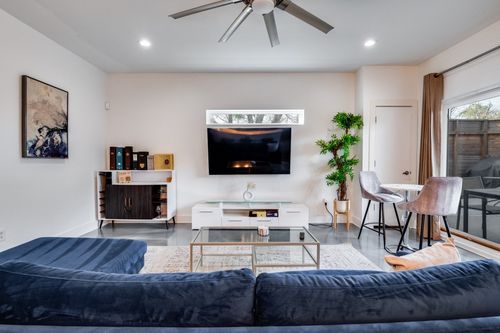 130 S Cisco St, Dallas, TX, 75246-1207 | Card Image