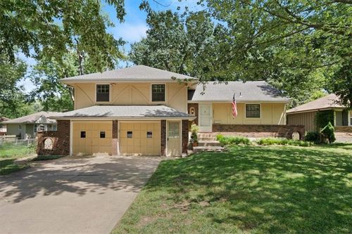 13301 Manchester Ave, Grandview, MO, 64030-3554 | Card Image