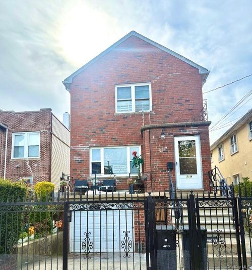 2719 Hering Ave, Bronx, NY, 10469-5320 | Card Image