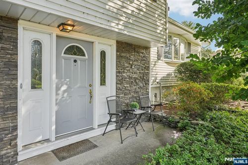 32 Augusta Dr, Wayne, NJ, 07470-2921 | Card Image