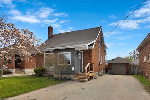 371 Ottawa St S, Kitchener, ON, N2M3P3 | Card Image