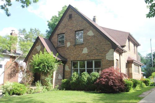 1905 E Beverly Road, Shorewood, WI, 53211 | Card Image