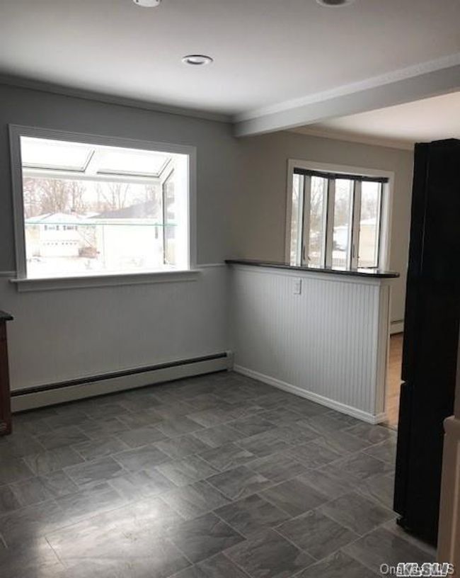 EIK with crown molding | Image 4
