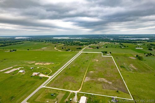 30 E 3rd St, Grove, OK, 74344-7033 | Card Image