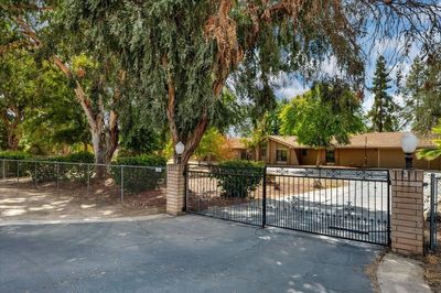 5263 Horseshoe Bend Avenue, House other with 4 bedrooms, 3 bathrooms and null parking in Clovis CA | Image 1