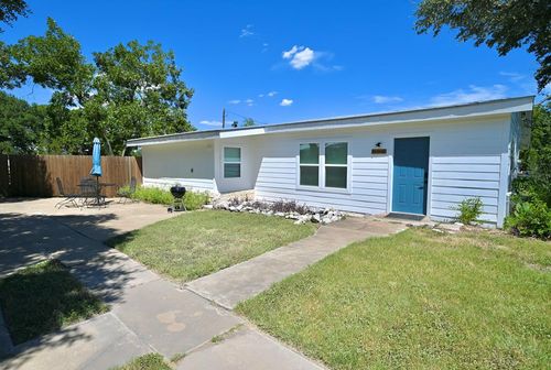 b-903 Pecan St, Blanco, TX, 78606-2528 | Card Image