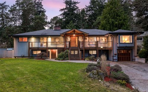 2881 Phyllis St, Victoria, BC, V8N1Y8 | Card Image