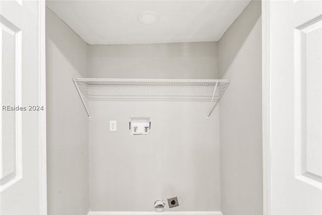 Clothes washing area with electric dryer hookup and hookup for a washing machine | Image 9