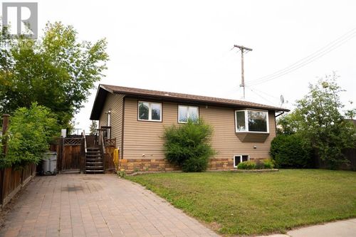 926 9 Ave, Wainwright, AB, T9W1E1 | Card Image