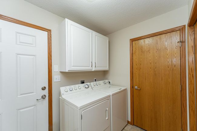 Laundry/mud room with storage. | Image 15