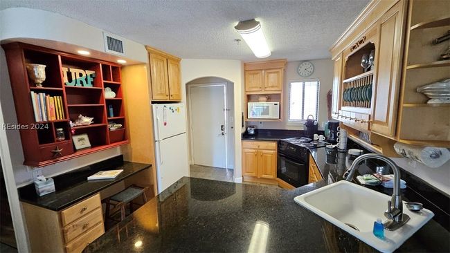 APT-4321 - 663 William Hilton Pkwy, Condo with 2 bedrooms, 2 bathrooms and null parking in Hilton Head Island SC | Image 5