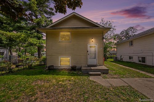 20215 Westhampton Ave, Southfield, MI, 48075-5651 | Card Image