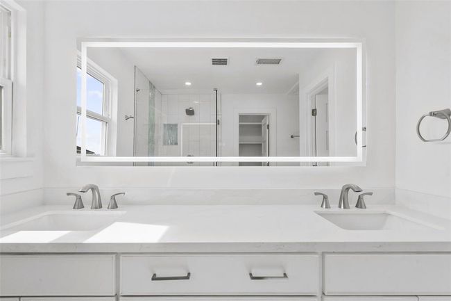 Primary Bathroom | Image 24