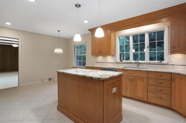Convenient island and large window | Image 9