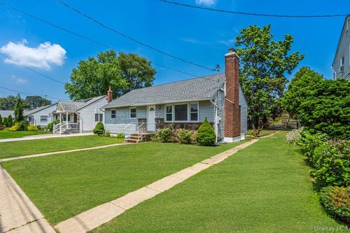 19 Dakota St, Hicksville, NY, 11801-2503 | Card Image