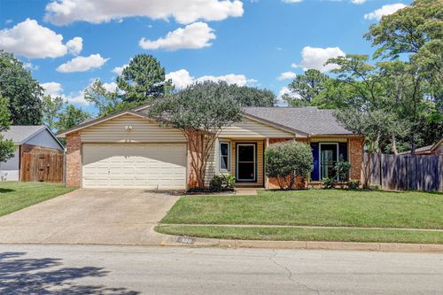 500 Moss Hill Ln, Euless, TX, 76039-2076 | Card Image