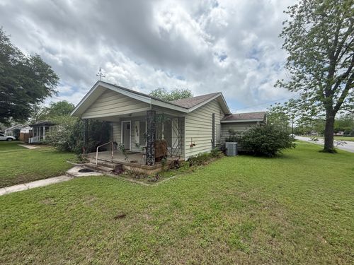 409 Dixon St, Cleburne, TX, 76033-5720 | Card Image