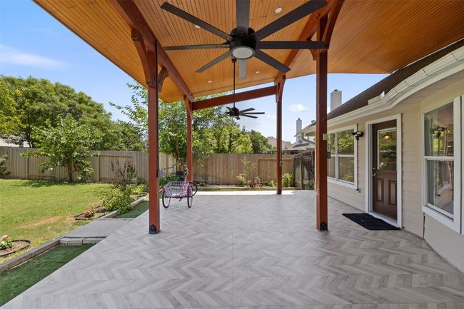 Covered large back patio with ceiling fan. | Image 33