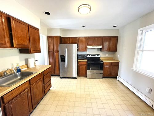 60 Florence Ave, Fishkill, NY, 12524-1143 | Card Image