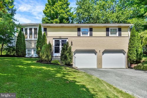 1911 Oakley Dr, York, PA, 17408-1435 | Card Image