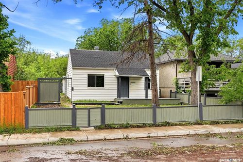 922 Athol St, Regina, SK, S4T3B7 | Card Image
