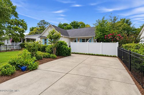 121 Ne 6th St, Oak Island, NC, 28465-6614 | Card Image