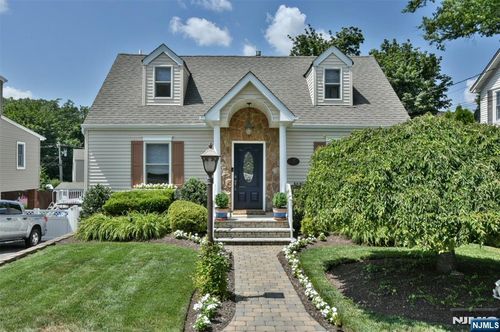 15 Pleasant Ave, Midland Park, NJ, 07432-1826 | Card Image