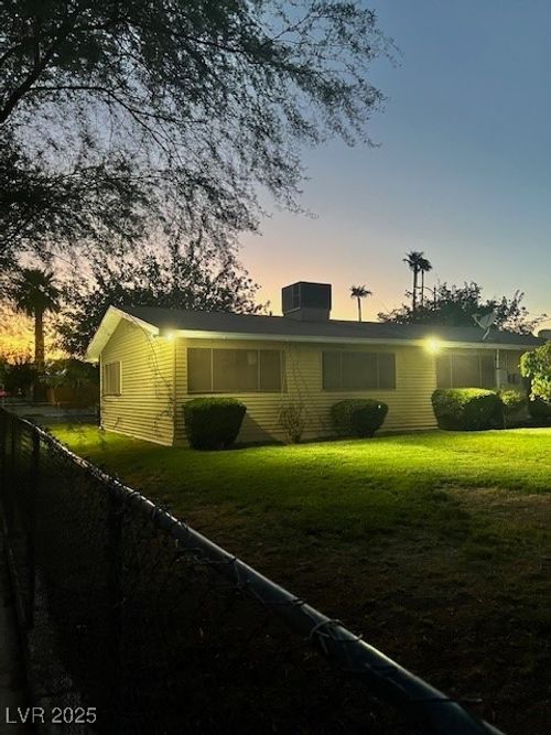 1643 E St, Las Vegas, NV, 89106-2705 | Card Image