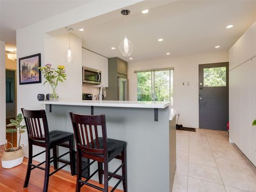 1728 Foul Bay Rd, Victoria, BC, V8R5A4 | Card Image