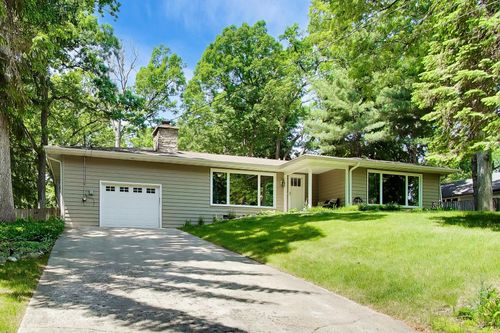 1030 Jenkins Dr, Fontana, WI, 53125-1340 | Card Image
